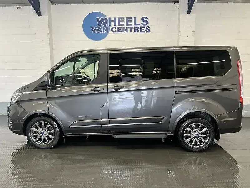 Begagnad Ford Tourneo Custom Titanium X 2022 Grå Van