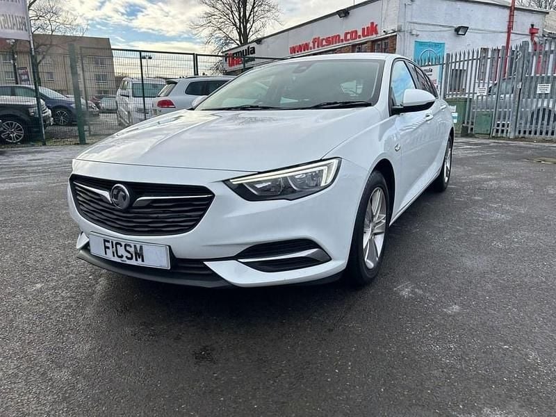 Used Vauxhall Insignia Design Edition 165 HP (121 kW) 2018 White Hatchback
