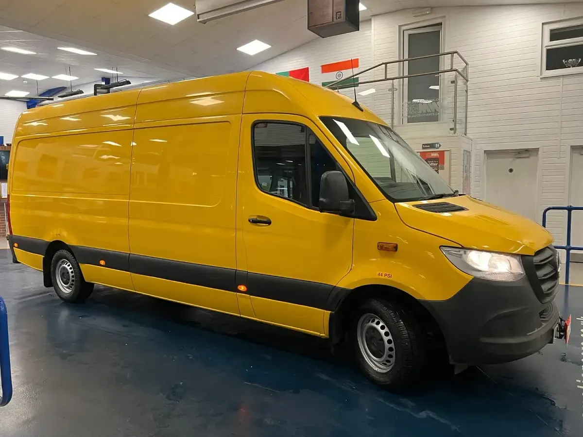 Used Mercedes Sprinter Progressive 143 HP (105 kW) 2020 Yellow Van