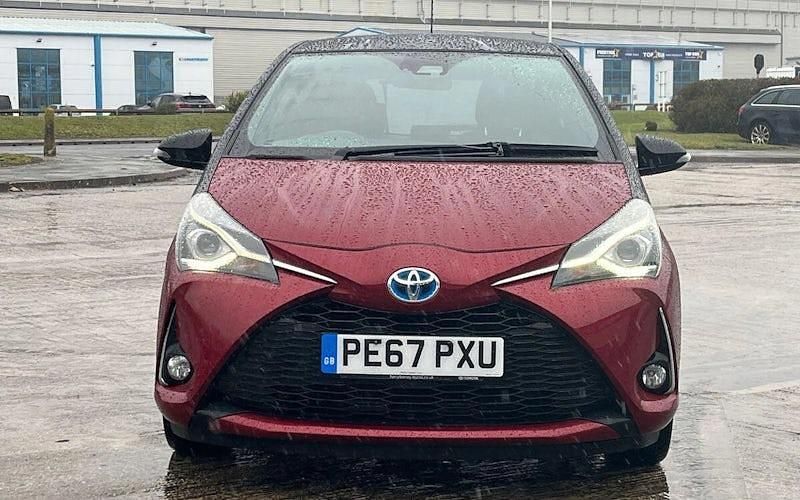 Used Toyota Yaris Hybrid 101 HP (74 kW) 2017 Red Hatchback