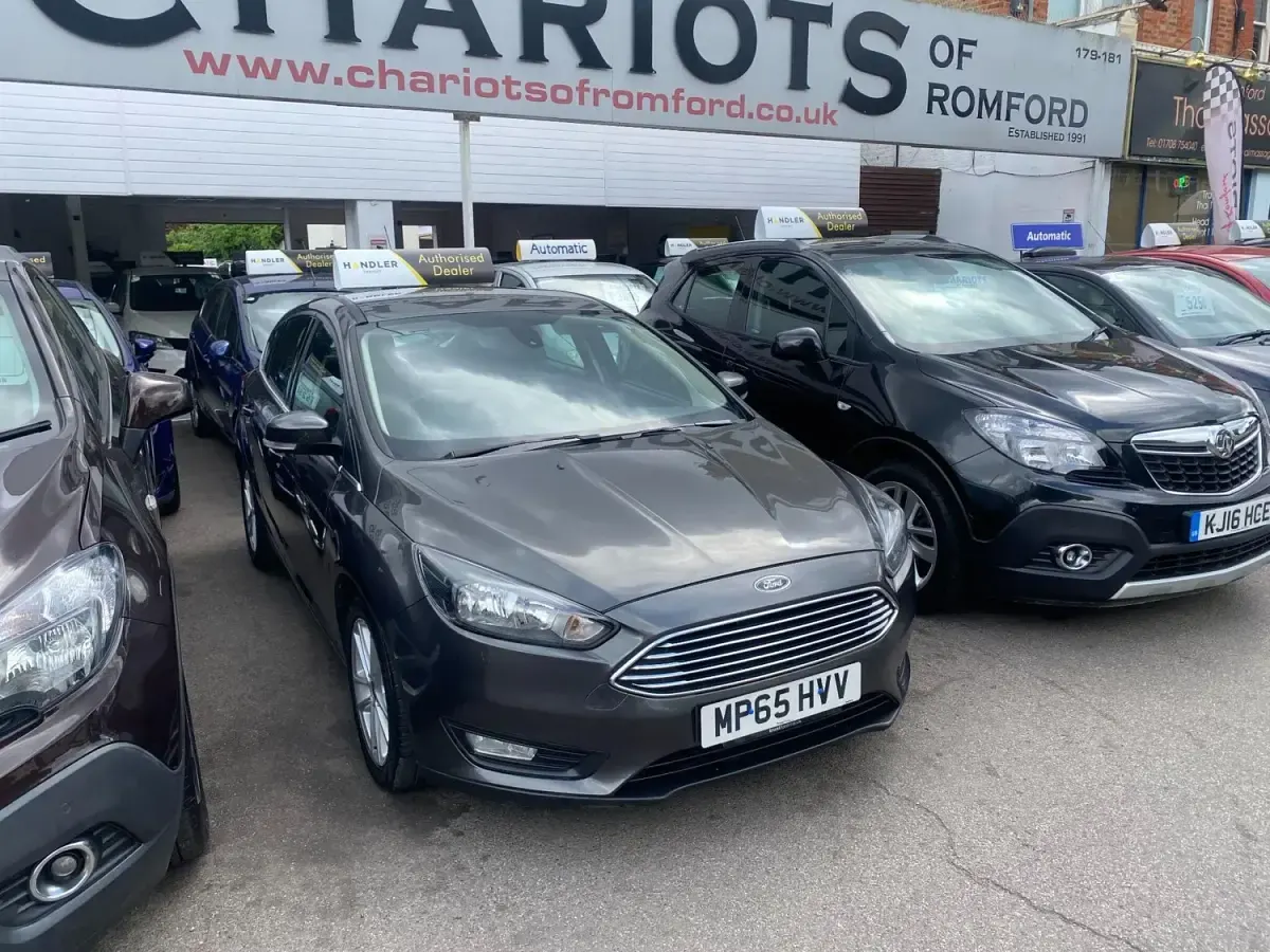Usado Ford Focus Zetec 2016 Cinzento Citadino