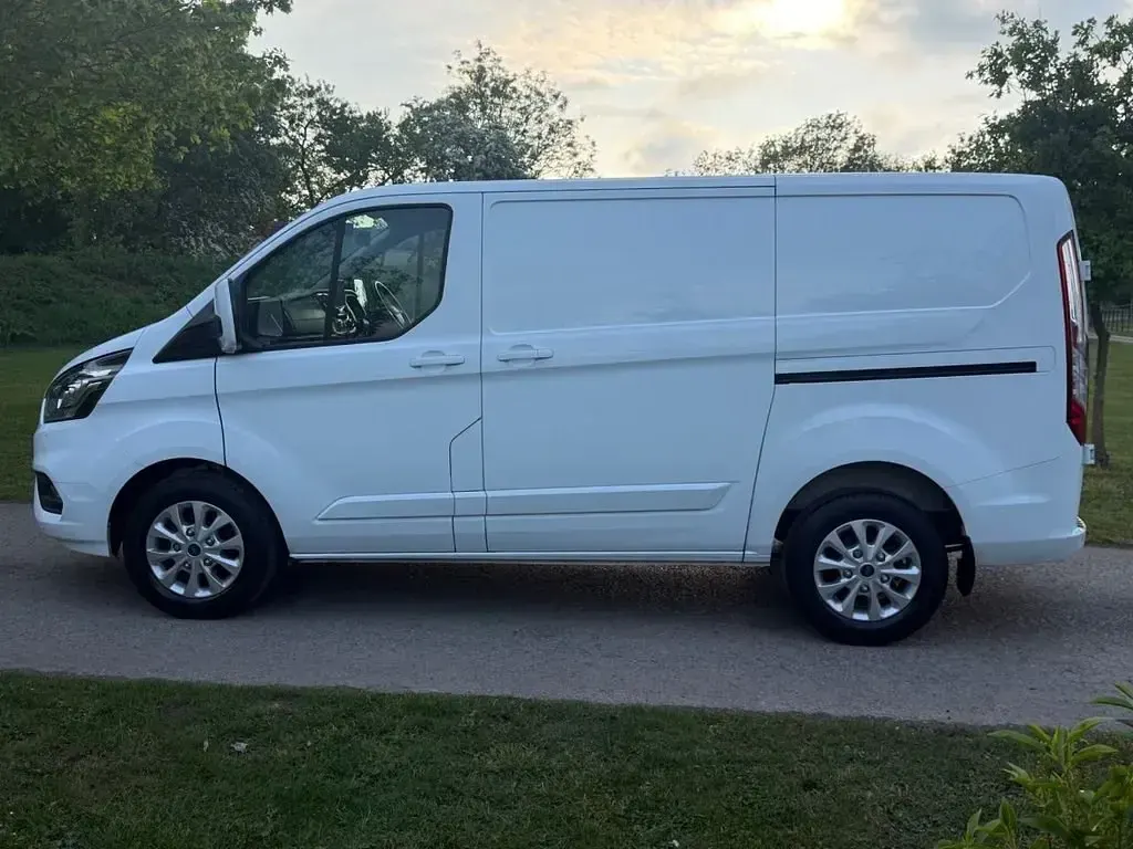 Begagnad Ford Transit Custom Limited 130 HK (95 kW) 2023 Vit Van
