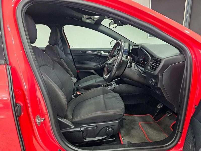 Used Ford Focus ST-Line 120 HP (88 kW) 2019 Red Estate
