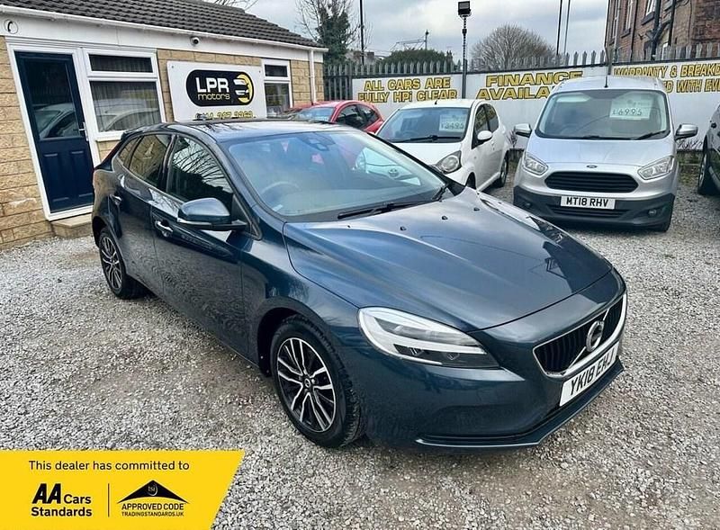 Used Volvo V40 Momentum 152 HP (111 kW) 2018 Blue Hatchback