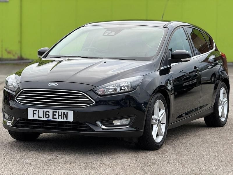 Begagnad Ford Focus Titanium 2016 Svart Halvkombi