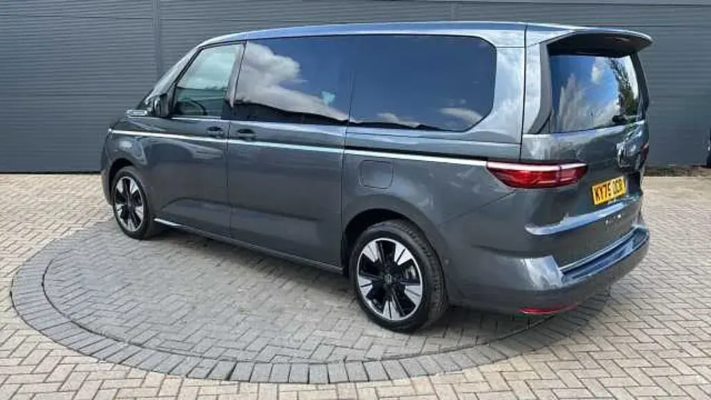 Begagnad VW Multivan Style 150 HK (110 kW) 2025 Grå Minibuss