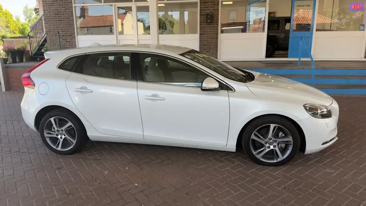 Used Volvo V40 2025 White Hatchback