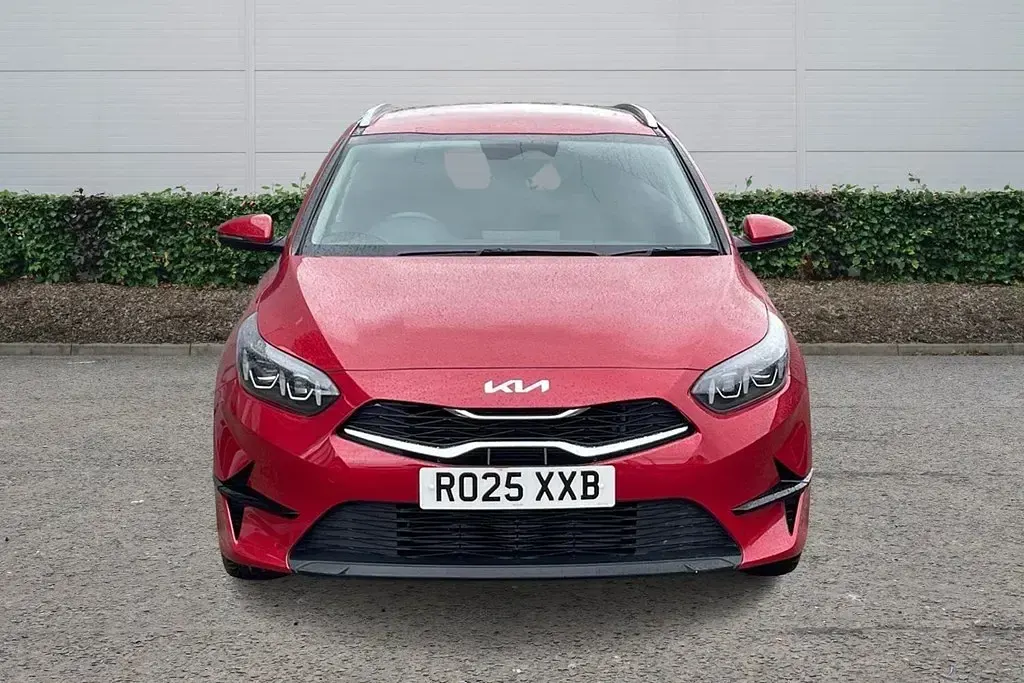 Używany Kia Ceed 138 KM (101 kW) 2025 Czerwony Hatchback