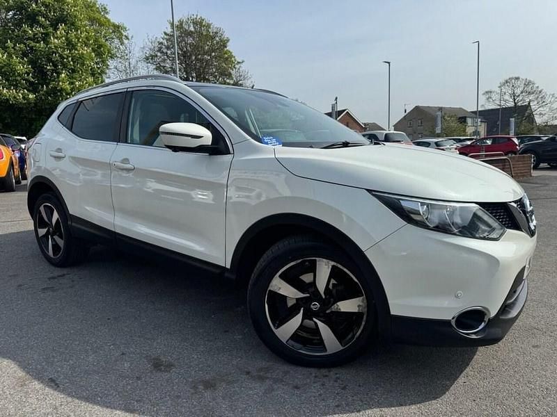 White Used 2016 Nissan Qashqai N-Connecta SUV | £8,600 (Fair price) - Image 1/4
