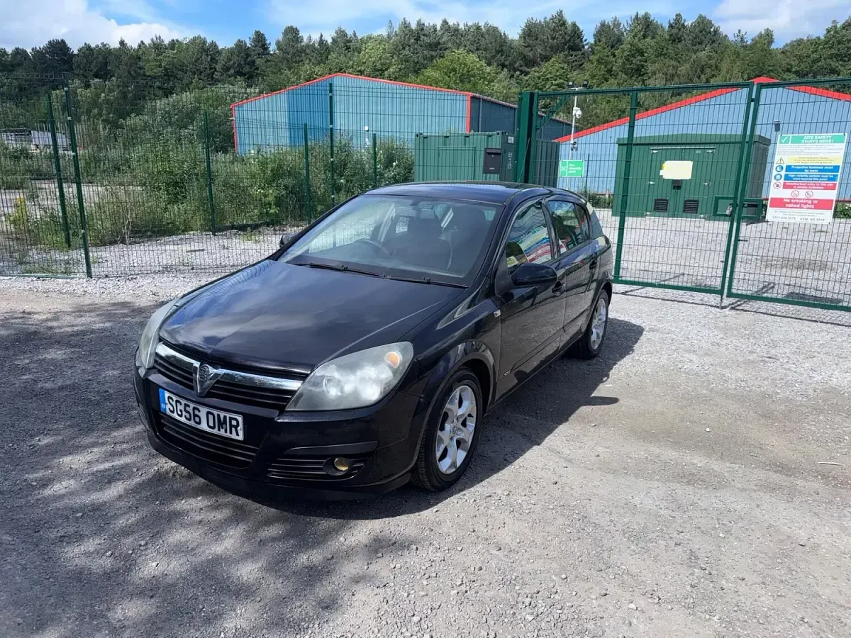 Used Vauxhall Astra 90 HP (66 kW) 2006 Black Hatchback