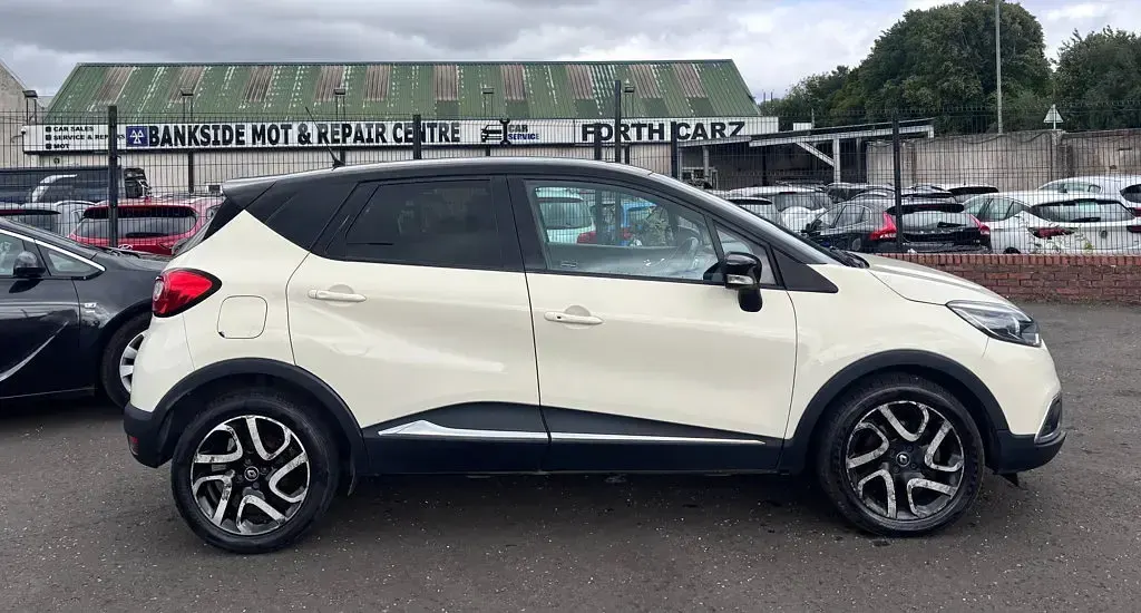 Used Renault Captur Dynamique 90 HP (66 kW) 2017 White SUV
