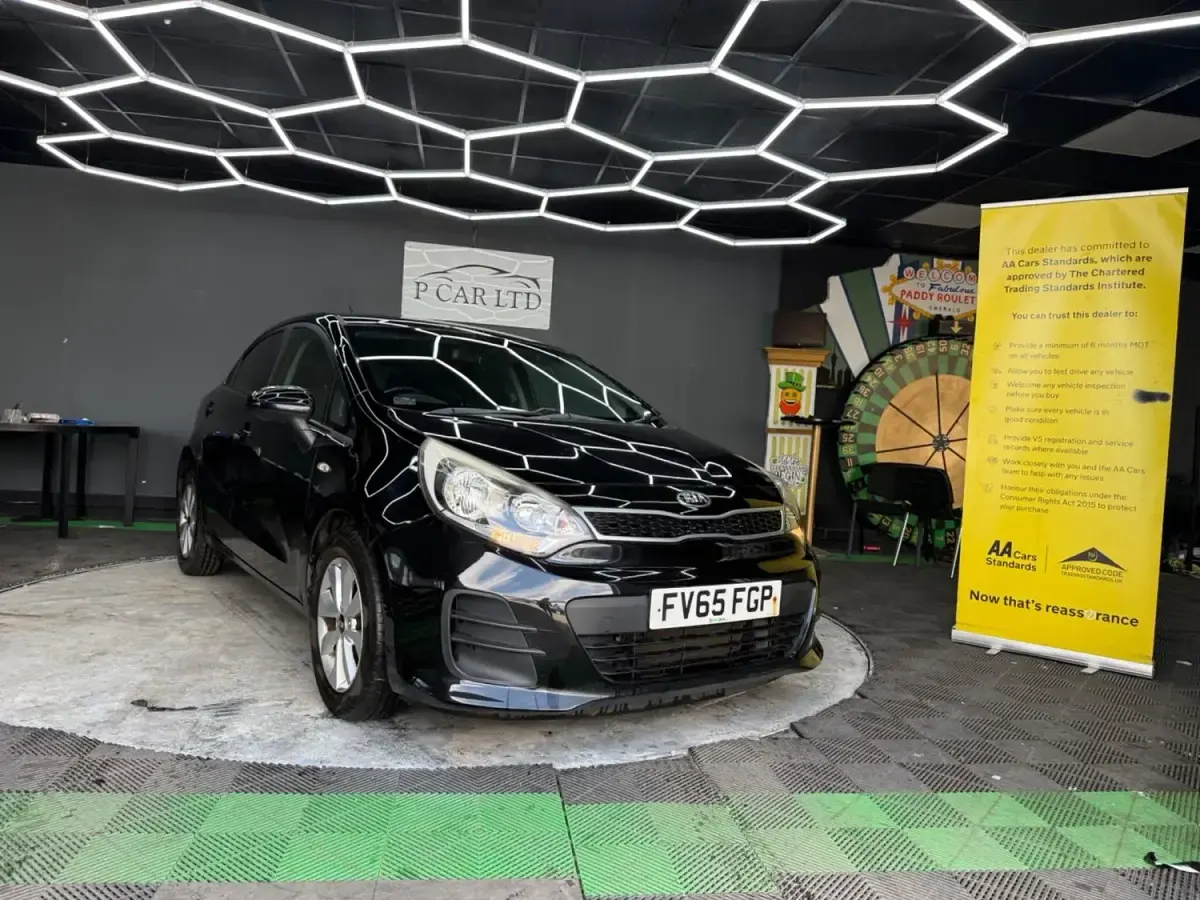 Begagnad Kia Rio 2015 Svart Halvkombi