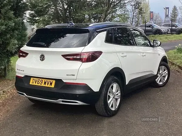 Used Vauxhall Grandland X Business Edition 130 HP (95 kW) 2019 White SUV