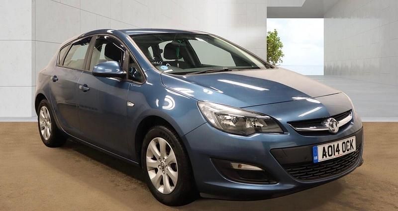Used Vauxhall Astra Design Edition 115 HP (84 kW) 2014 Blue Hatchback