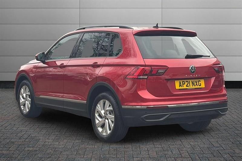 Usado VW Tiguan Life 150 HP (110 kW) 2021 Vermelho SUV