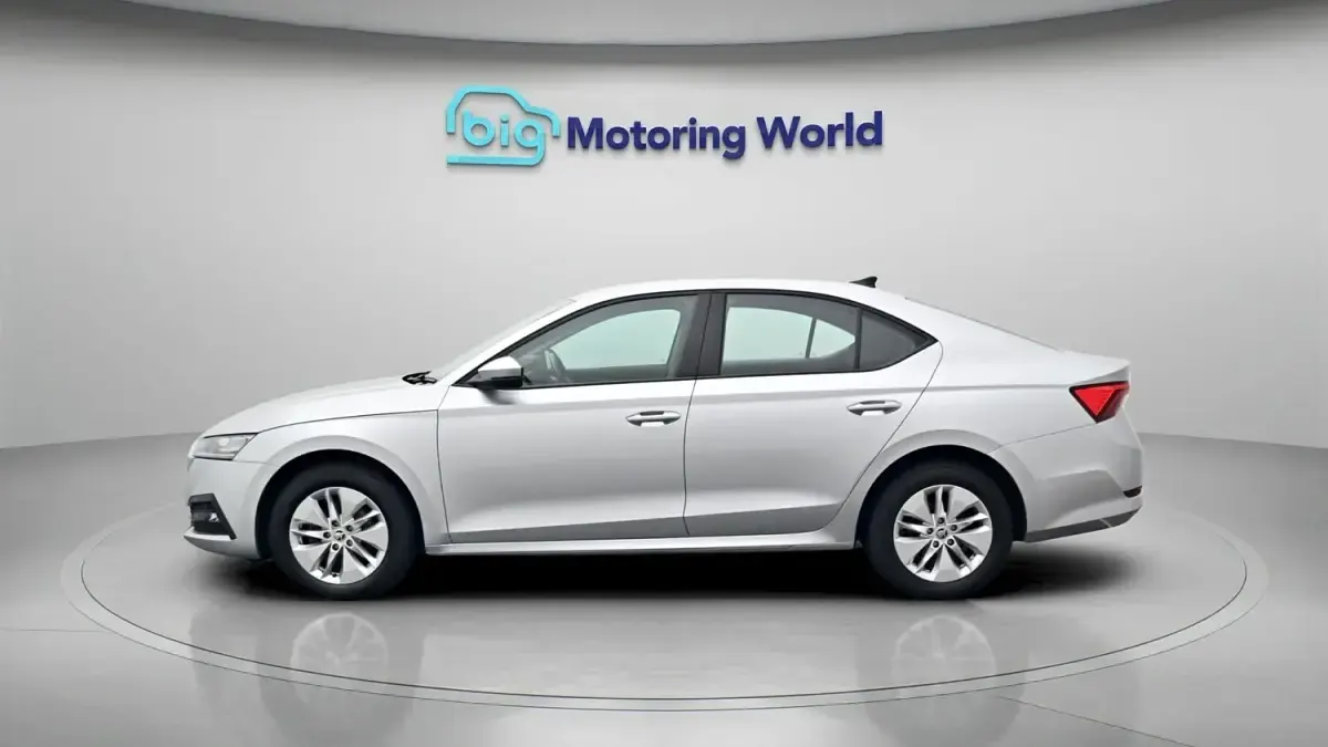 Begagnad Skoda Octavia SE Technology 114 HK (83 kW) 2023 Silver Halvkombi