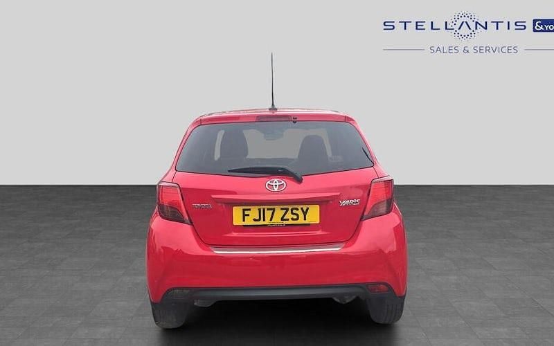 Begagnad Toyota Yaris 69 HK (50 kW) 2016 Röd Halvkombi
