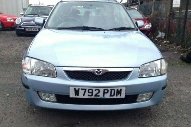 Begagnad Mazda 323 2000 Sedan