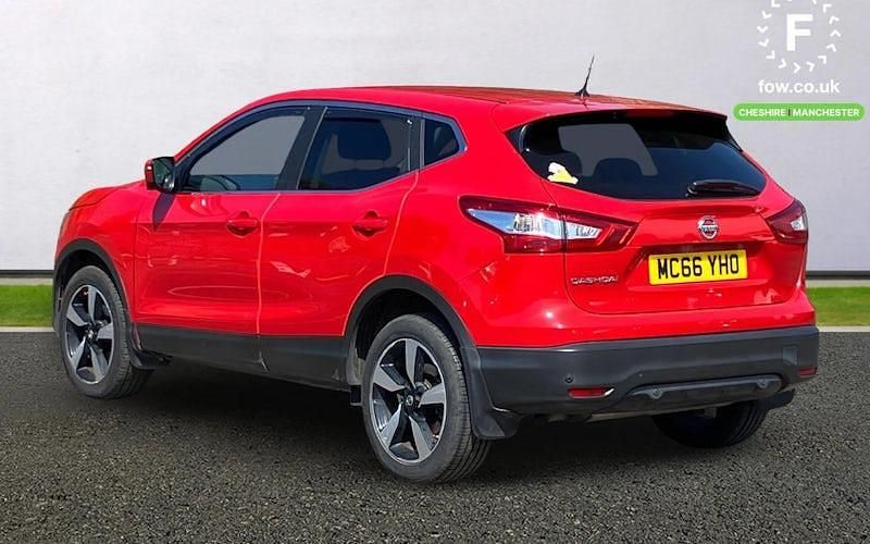 Used Nissan Qashqai N-Connecta 116 HP (85 kW) 2016 Red SUV