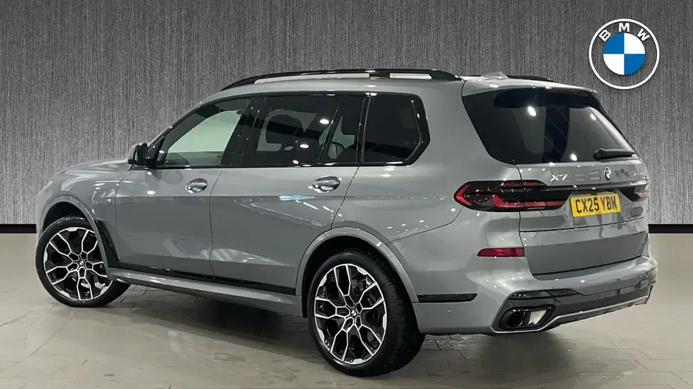 Używany BMW X7 M Sport 347 KM (255 kW) 2025 Szary SUV