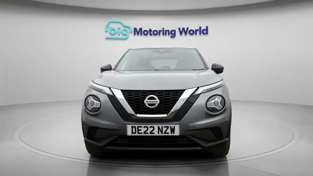 Usado Nissan Juke N-Connecta 114 HP (83 kW) 2022 Cinzento SUV