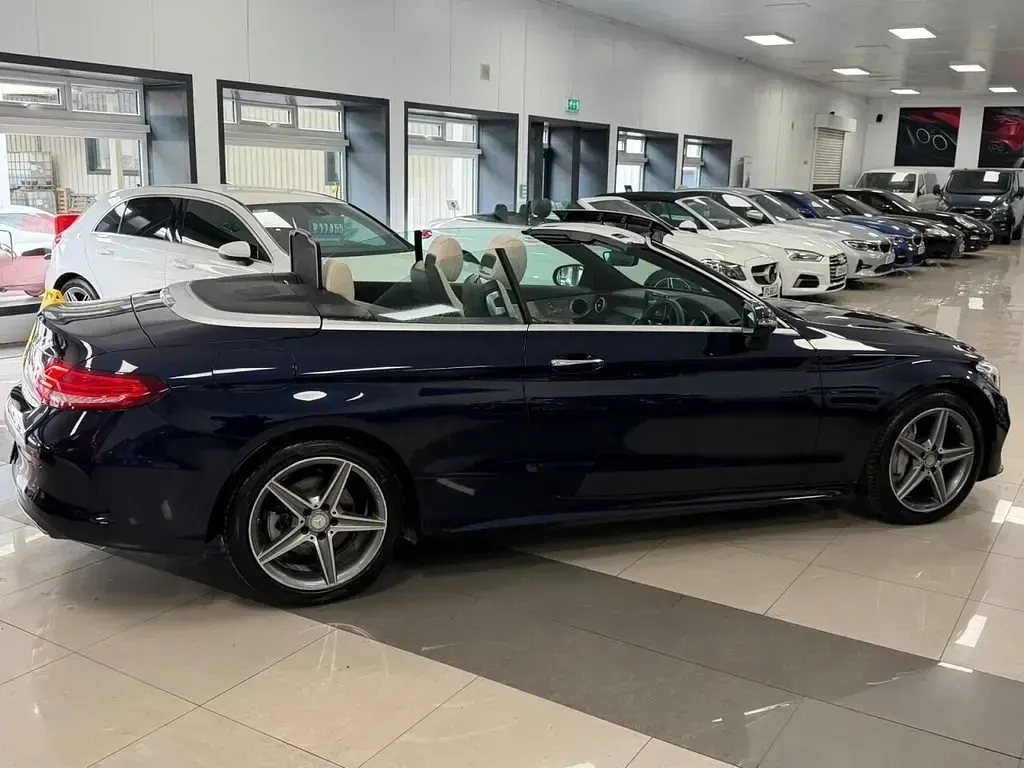 Usado Mercedes C300 AMG line 245 CV (180 kW) 2017 Azul Descapotable