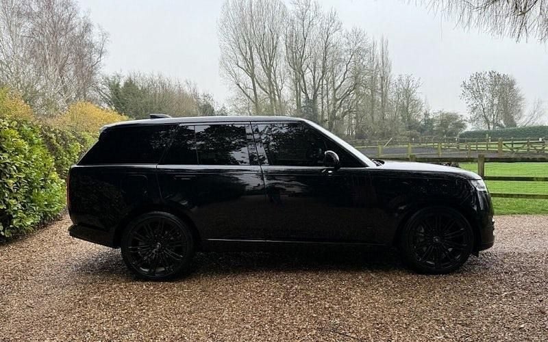 Used Land Rover Range Rover SE 300 HP (220 kW) 2025 SUV