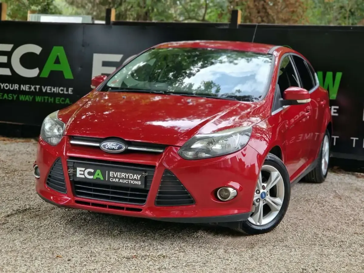 Used Ford Focus Zetec 125 HP (91 kW) 2013 Red Hatchback