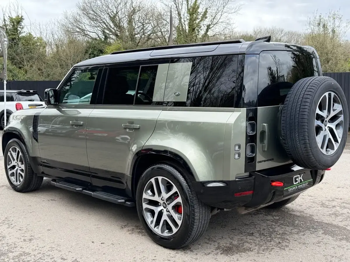 Used Land Rover Defender 300 HP (220 kW) 2024 Green SUV