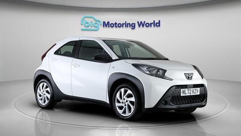 Used Toyota Aygo X PURE 72 HP (52 kW) 2022 White SUV