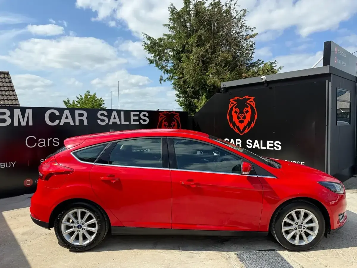 Used Ford Focus Titanium 125 HP (91 kW) 2016 Red Hatchback