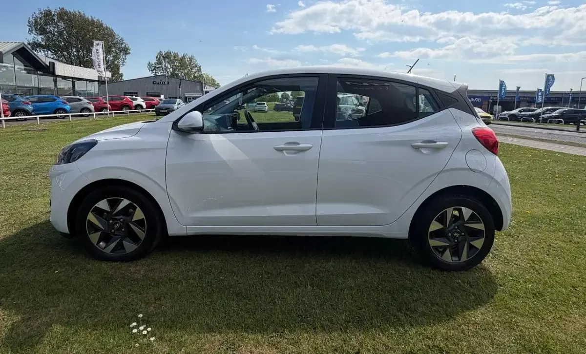 Used Hyundai i10 Advanced 78 HP (57 kW) 2025 White Hatchback