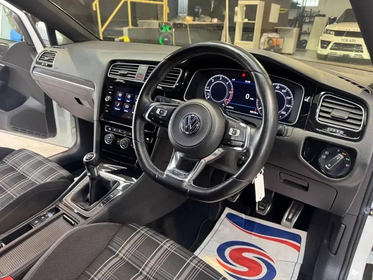 Used VW Golf VII GTD 184 HP (135 kW) 2017 White Hatchback