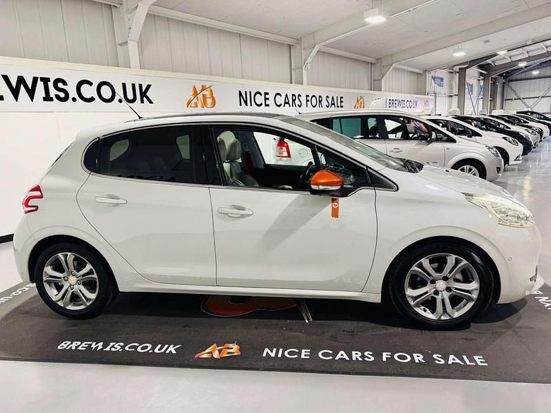 Used Peugeot 208 Roland Garros 92 HP (67 kW) 2014 White Hatchback