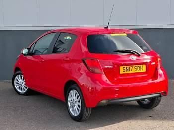 Used Toyota Yaris 99 HP (72 kW) 2017 Red Hatchback
