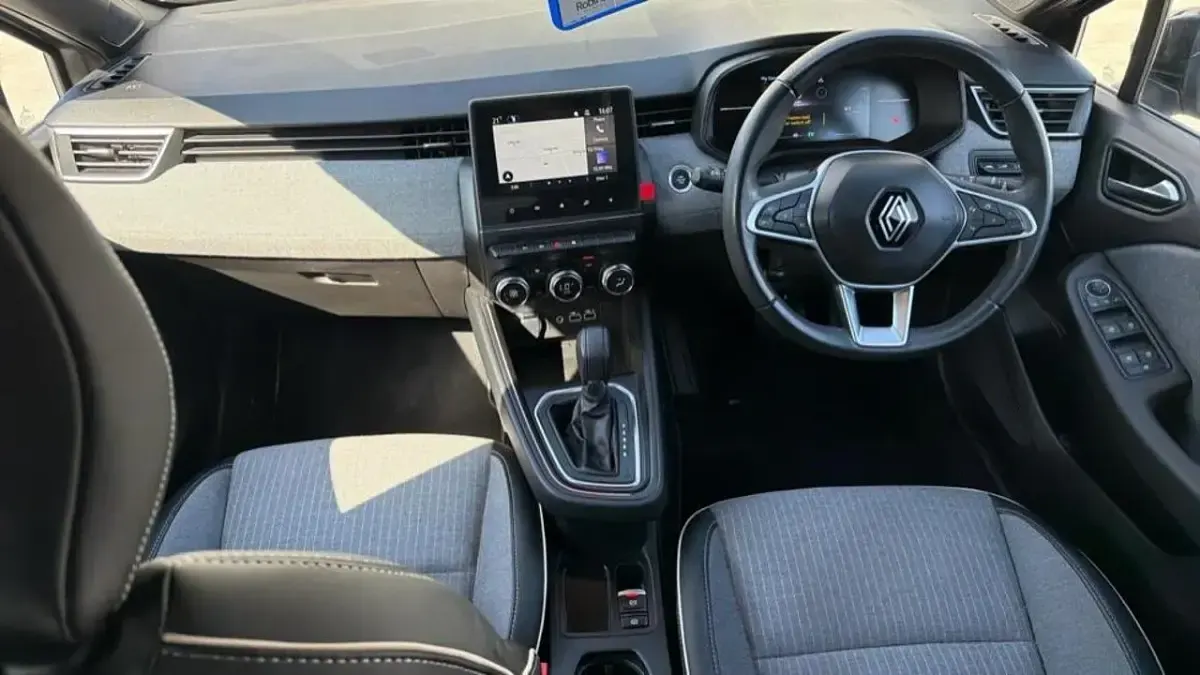 Usado Renault Clio V Techno 140 HP (102 kW) 2024 Cinzento