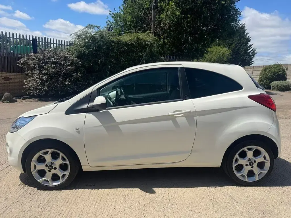 Used Ford Ka Zetec 69 HP (50 kW) 2014 White Hatchback