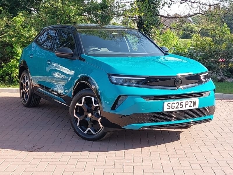 Gloss metallic tropical green New 2025 Vauxhall Mokka Ultimate SUV | £23,998 (Fair price) - Image 1/4