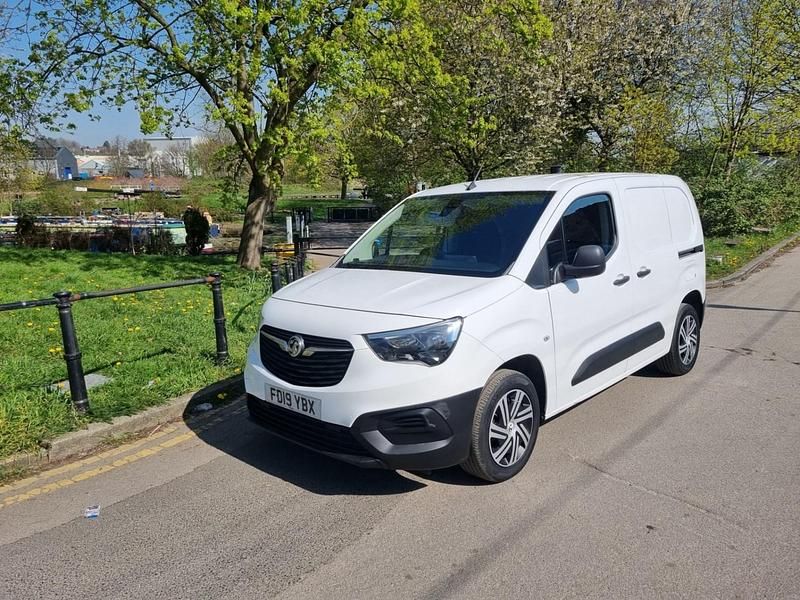 Used Vauxhall Combo Edition 100 HP (73 kW) 2019 White MPV
