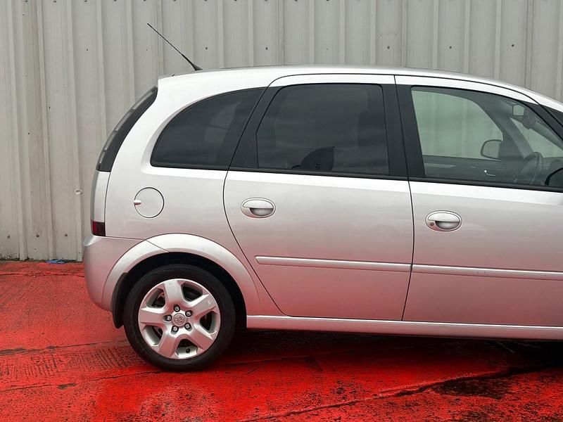 Used Vauxhall Meriva Design Edition 104 HP (76 kW) 2008 Silver MPV