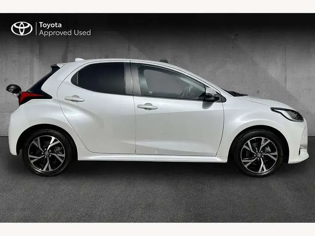 Used Toyota Yaris Hybrid Design 116 HP (85 kW) 2024 White Hatchback