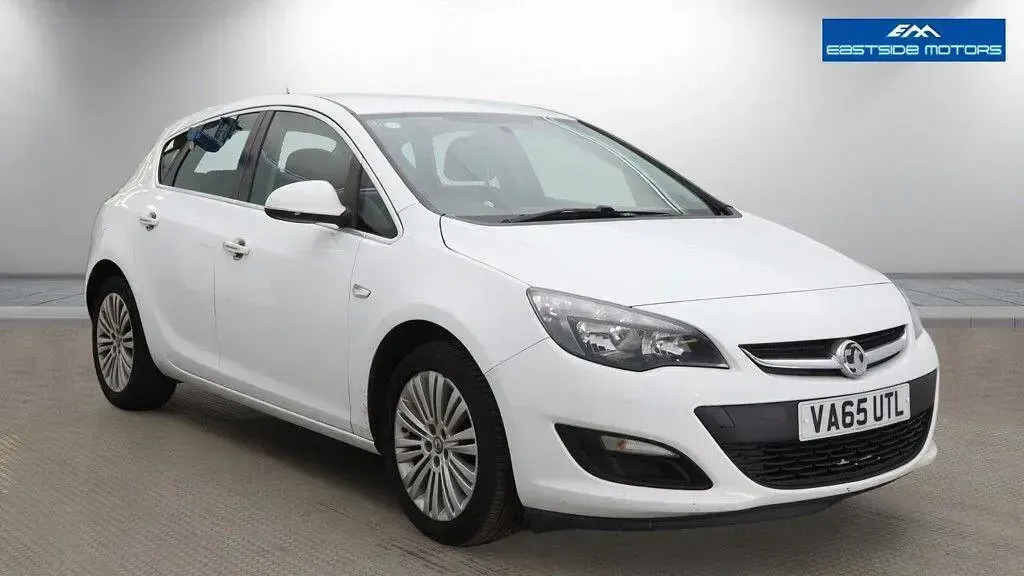 Used Vauxhall Astra Excite 200 HP (147 kW) 2016 White Hatchback