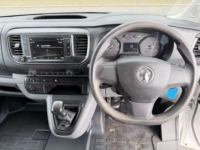 Used Vauxhall Vivaro S 100 HP (73 kW) 2020 White MPV