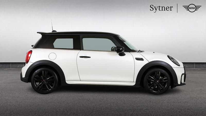 Begagnad Mini Cooper Hatch 134 HK (98 kW) 2023 Vit Halvkombi