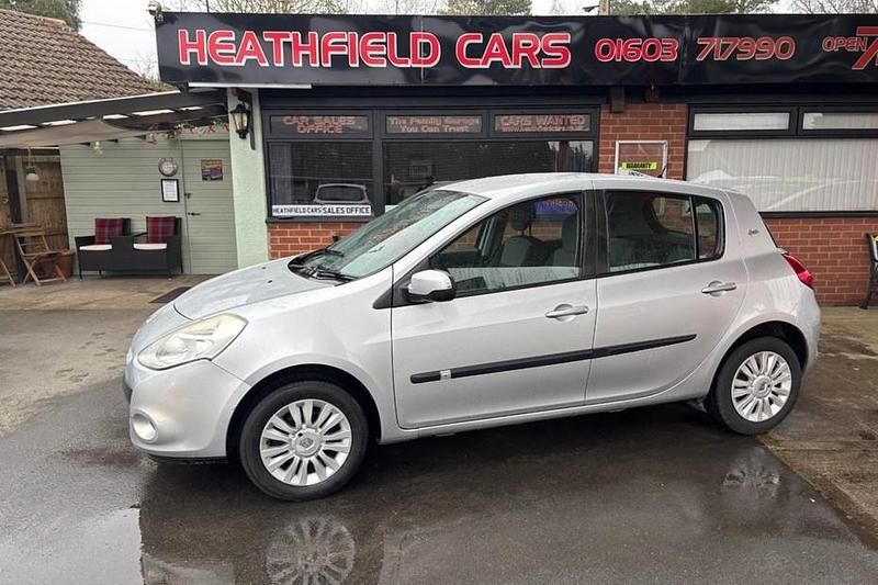 Used Renault Clio II 2010 Silver Hatchback