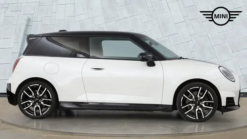 Used Mini Cooper Hatch 133 kW (181 HP) 2024 White Hatchback