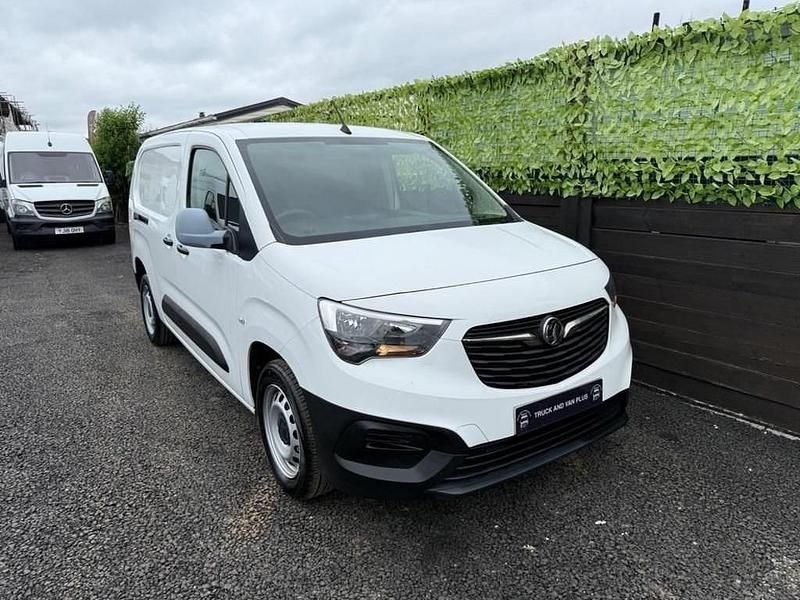 White Used 2021 Vauxhall Combo MPV | £7,865 (Good price) - Image 1/4