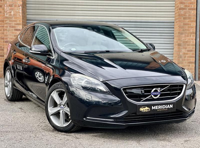 Used 2014 Volvo V40 SE Lux Estate | £8,995 (Good price) - Image 1/4