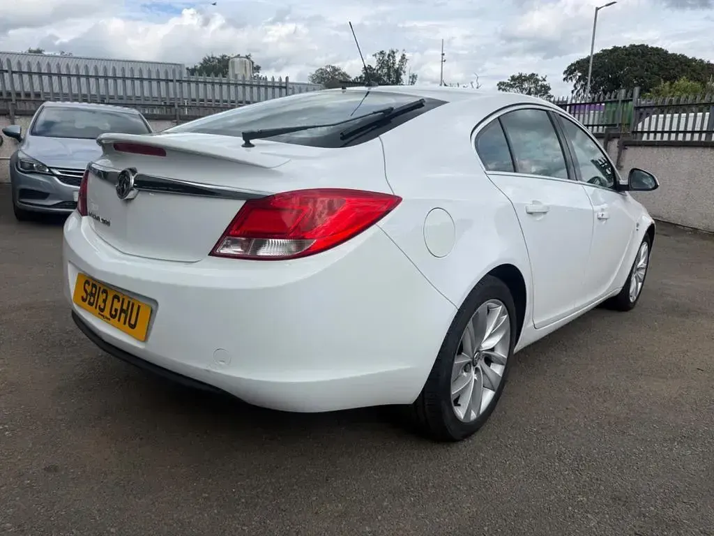 Used Vauxhall Insignia SRi 140 HP (102 kW) 2013 White Hatchback