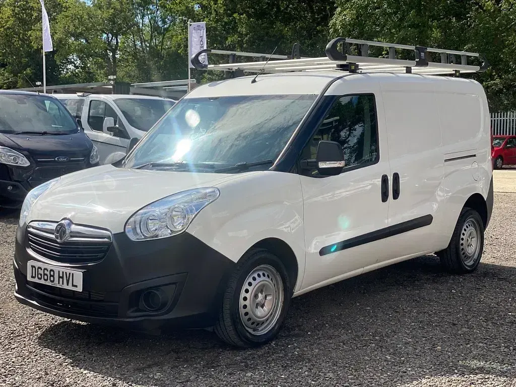 Used Vauxhall Combo S 105 HP (77 kW) 2018 White MPV